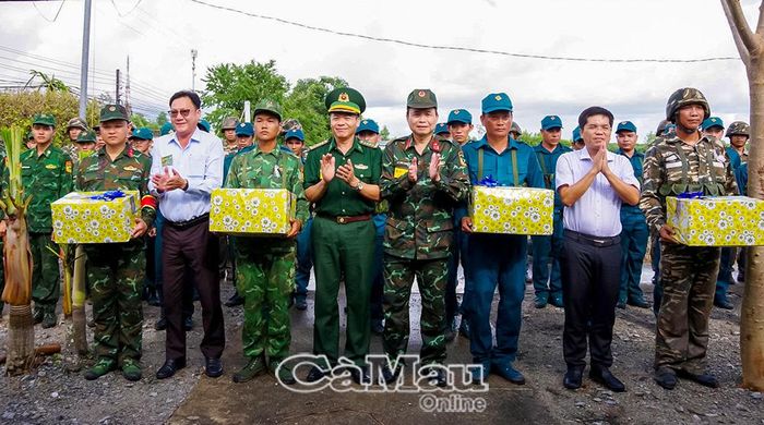  Đại tá Lý Văn Giúp, Phó Chỉ huy trưởng Bộ Chỉ huy Quân sự tỉnh (thứ tư từ phải sang) và lãnh đạo xã Tam Giang tặng quà động viên lực lượng tham gia diễn tập thực binh.