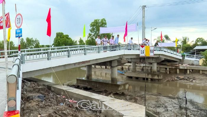 Hai bên mố cầu Cây Sộp được xây dựng kè chống sạt lở, bảo vệ công trình.