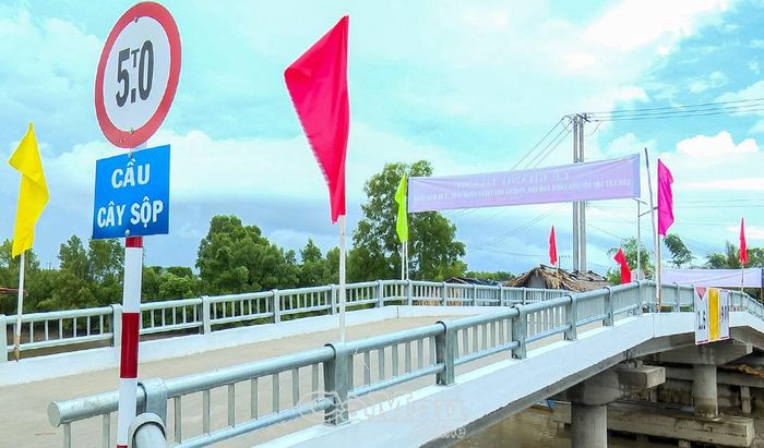Cầu Cây Sộp dài 30 m, mặt cầu rộng 5 m, nối xã Định Thành với phường Hoà Thành.