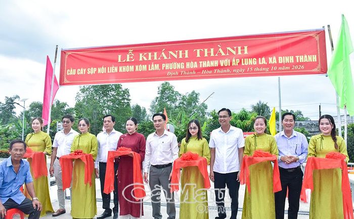 Lãnh đạo xã Định Thành, đại diện phường Hoà Thành và đơn vị thi công thực hiện nghi thức cắt băng khánh thành cầu Cây Sộp.