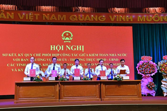 Ký Quy chế phối hợp công tác giữa KTNN với Ban Thường vụ Tỉnh ủy, Thường trực HĐND, UBND tỉnh Đắk Lắk. Ảnh: X.HỒNG