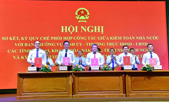 Ký Quy chế phối hợp công tác giữa KTNN với Ban Thường vụ Tỉnh ủy, Thường trực HĐND, UBND tỉnh Khánh Hòa . Ảnh: X.HỒNG
