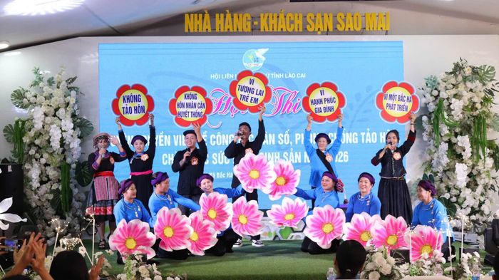 Đội thi Bắc Hà tham gia Hội thi tuyên truyền viên về dân số, phòng chống tảo hôn và chăm sóc sức khỏe sinh sản năm 2026. Ảnh: Thu Hiền