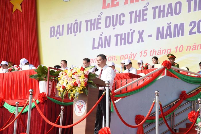 Phó Chủ tịch UBND tỉnh, Trưởng Ban Chỉ đạo Đại hội Thể dục thể thao tỉnh Lạng Sơn lần thứ X năm 2026, Đoàn Thanh Sơn đọc diễn văn khai mạc Đại hội. Ảnh: T.L
