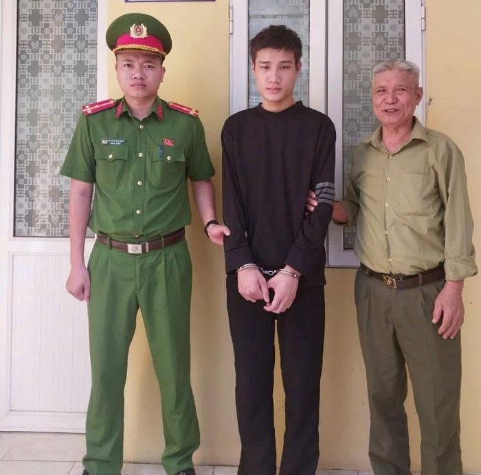 Đối tượng Nguyễn Bảo Chung tại Công an xã Phúc Sơn. Ảnh: CA.