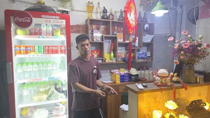 Đối tượng Hoàng Trung Hiếu tại hiện trường. Ảnh: CA.↵