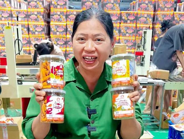 Thương hiệu "Ăn cùng bà Tuyết" có các sản phẩm như chân gà rút xương, các loại bim bim,..