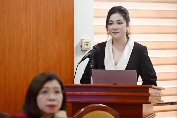 Hoa hậu Nguyễn Thị Huyền không chọn hào quang showbiz mà tiếp tục con đường tri thức.