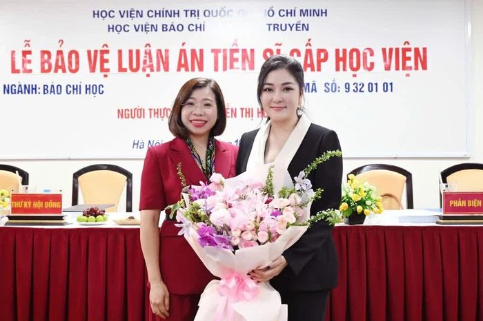 Người đẹp trở thành tiến sĩ ở tuổi 41.