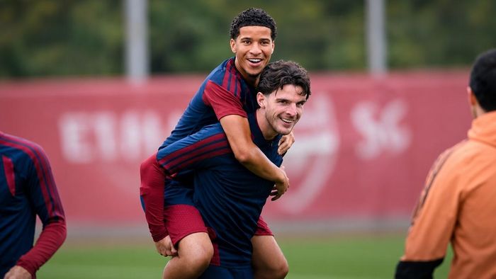 Demiane Agustien tập luyện cùng Declan Rice tại đội một Arsenal