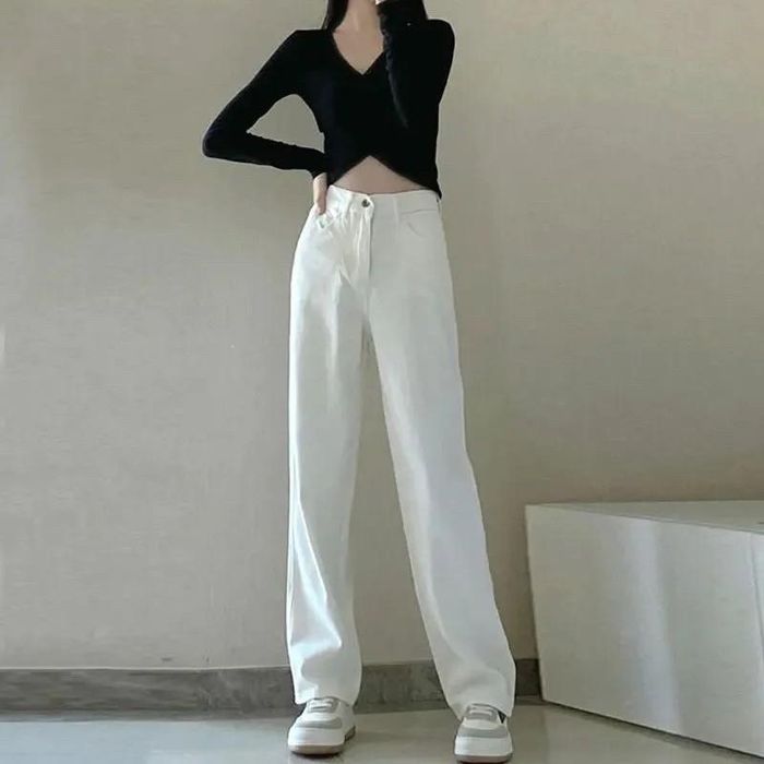 Nếu muốn tạo cảm giác sáng sủa, nổi bật, bạn có thể chọn những chiếc quần jeans trắng. Ảnh Internet