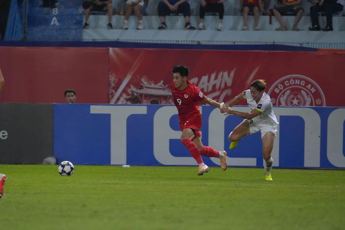 Nguyễn Đình Bắc có màn trình diễn ấn tượng trước Kashima Antlers