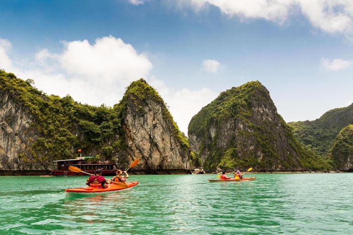 Chèo thuyền kayak là một trong những hoạt động được du khách lựa chọn khi khám phá vịnh Hạ Long. Ảnh: Christophe95/Wikimedia Commons.