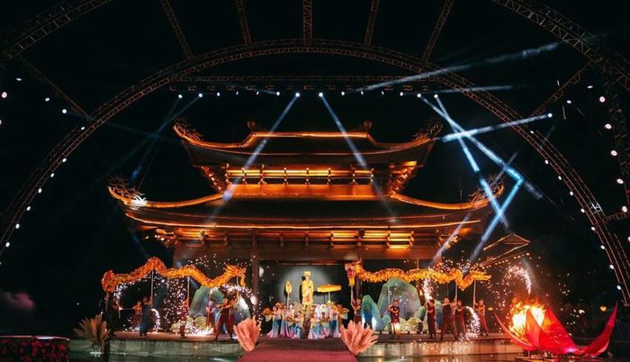 Một cảnh biểu diễn trong chương trình thực cảnh “Anh hùng cờ lau” tại Phố cổ Hoa Lư, Ninh Bình. Ảnh tư liệu: Báo Văn hóa.