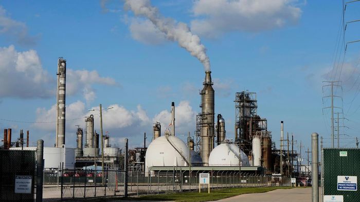 Hệ thống thiết bị và bồn chứa tại nhà máy lọc dầu Valero ở Houston, Mỹ. Ảnh: ABC7.