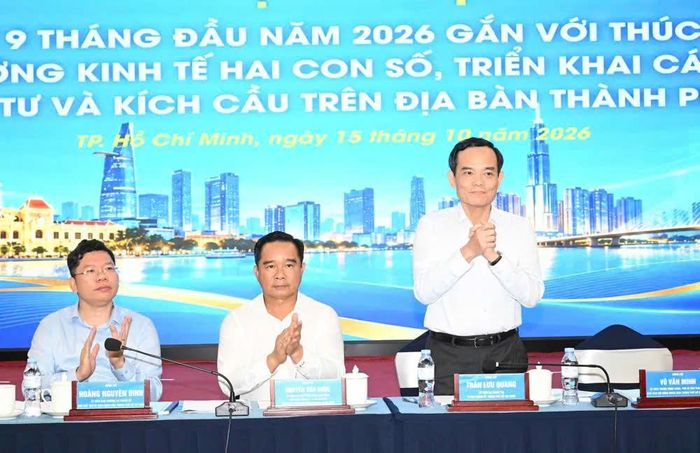 Bí thư Thành ủy TPHCM Trần Lưu Quang cùng các đồng chí lãnh đạo thành phố chủ trì hội nghị