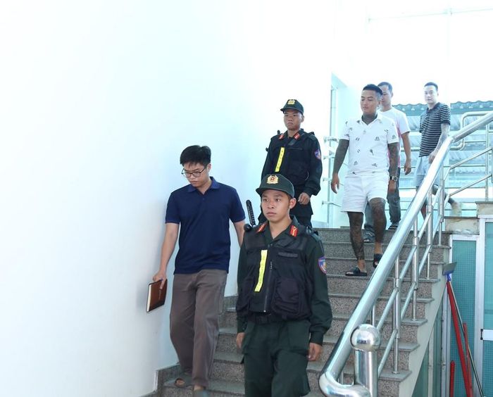 Các cảnh sát hình sự dẫn giải một số đối tượng