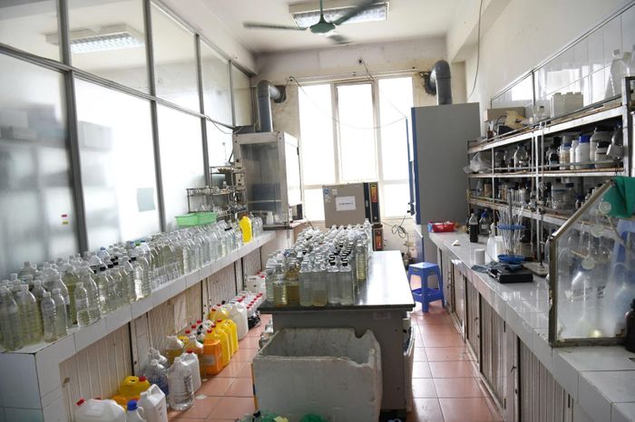 Bên trong phòng thí nghiệm của một đơn vị quan trắc môi trường. Ảnh: Công an cung cấp