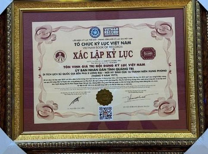 Bằng tôn vinh giá trị nội dung kỷ lục Việt Nam đối với Di tích quốc gia Bến phà II Long Đại.