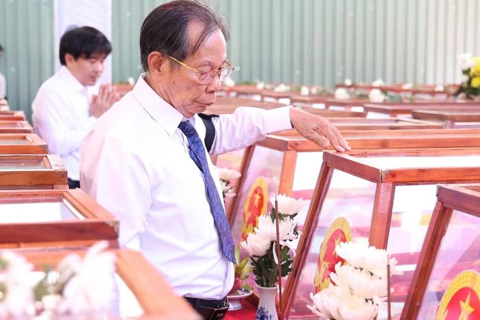 Bác sĩ Trần Văn Bản, người tình nguyện hỗ trợ lấy mẫu phục vụ xác định danh tính hài cốt Liệt sĩ, tiễn đưa các Liệt sĩ