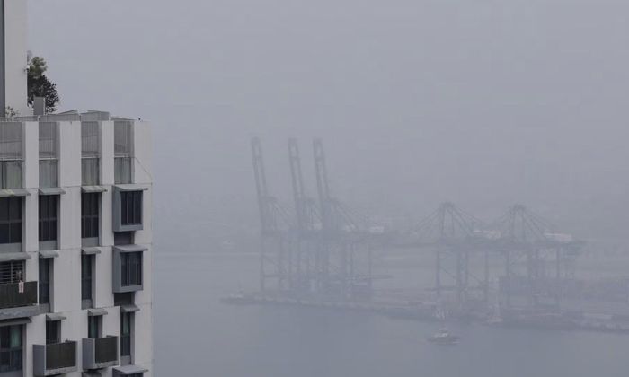 Khói mù bao phủ Singapore vì cháy rừng lan sang - Ảnh: Reuters