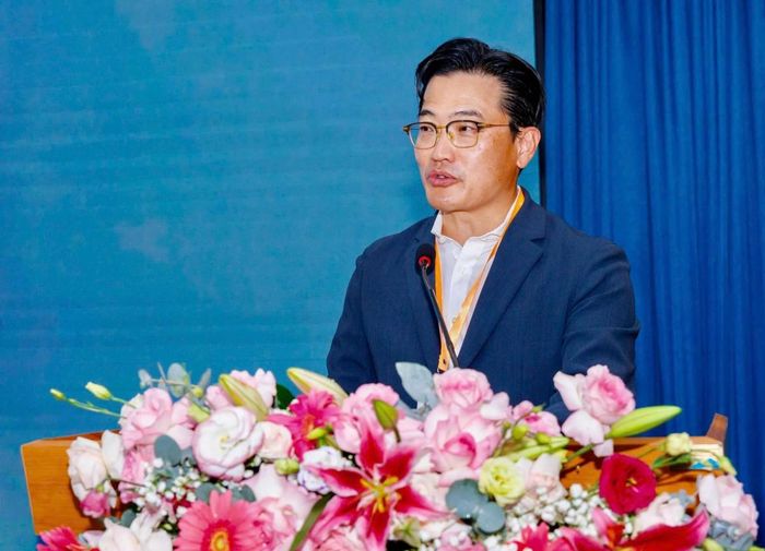 GS. BS. Heo Chan Yeong, Chủ tịch Hiệp hội Phẫu thuật Thẩm mỹ Hàn Quốc (KSAPS), Trưởng khoa Phẫu thuật Tạo hình và Phục hồi, BV Đại học Quốc gia Seoul - Bundang (SNUBH).