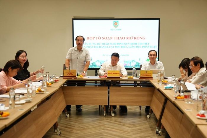 Cục trưởng Cục Phổ biến giáo dục pháp luật và Trợ giúp pháp lý Cù Thu Anh, Tổ phó thường trực Tổ soạn thảo phát biểu tại cuộc họp - (Ảnh: danchuphapluat.vn).