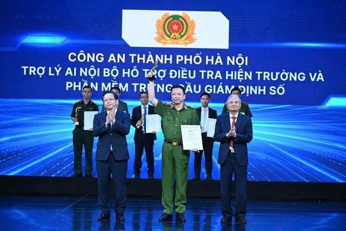 Thay mặt Ban Giám đốc CATP Hà Nội, Thiếu tướng Nguyễn Hồng Ky, Phó Giám đốc nhận giải thưởng"Cơ quan nhà nước chuyển đổi số xuất sắc". Ảnh: Tuấn Nam