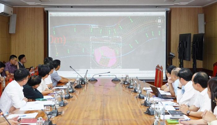 Các đại biểu trao đổi phương án xử lý các vị trí chồng lấn. Ảnh Quangtri.gov.vn