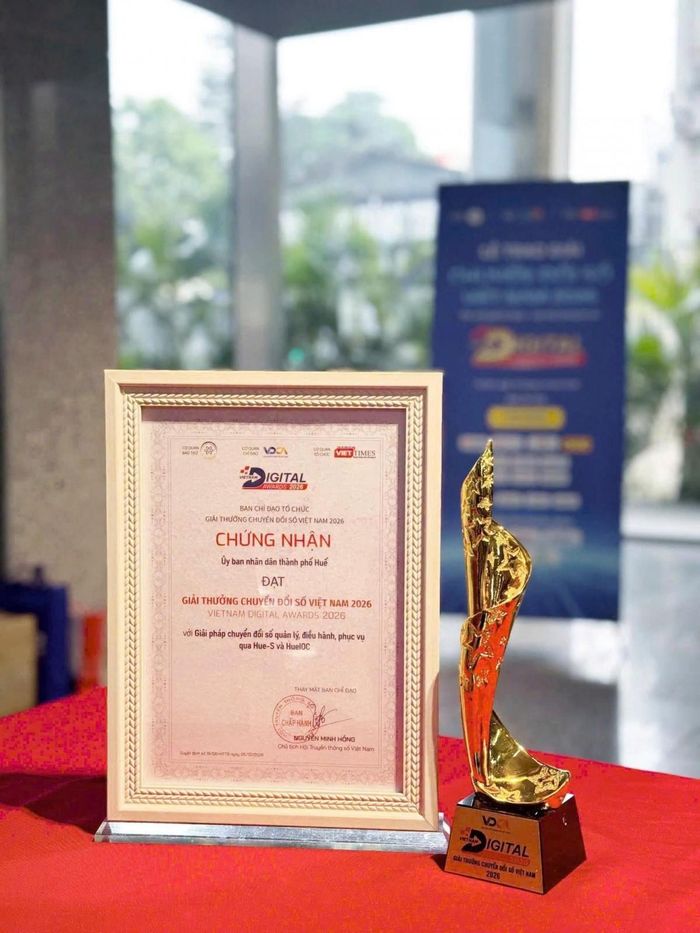 Chứng nhận Giải thưởng chuyển đổi số Việt Nam năm 2026 được trao cho UBND Tp. Huế