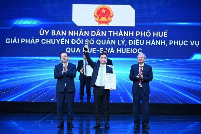 Thành phố Huế được vinh danh tại Giải thưởng Chuyển đổi số Việt Nam 2026 với giải pháp “Thành phố Huế - Giải pháp chuyển đổi số trong quản lý, điều hành và phục vụ người dân, doanh nghiệp thông qua nền tảng Hue-S và Trung tâm Giám sát, điều hành đô thị thông minh (IOC)”, ghi nhận nỗ lực xây dựng chính quyền số, nâng cao chất lượng phục vụ người dân và doanh nghiệp.