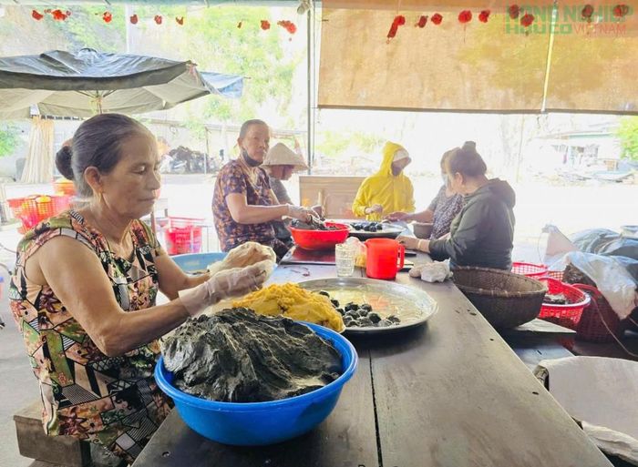 Trên địa bàn xã Vĩnh Tường hiện có hơn 20 hộ vẫn đang làm nghề bánh gai truyền thống.