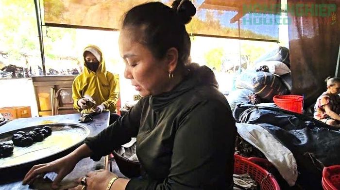 Chị Lê Thị Lan, 57 tuổi đã gắn bó với nghề hơn 30 năm nay.