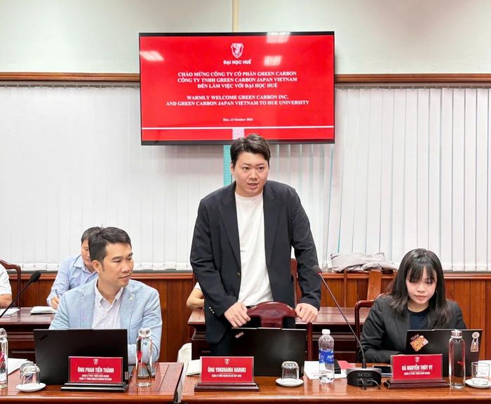 Ông Haruki Yokoyama - Quản lý điều hành Dự án Việt Nam, Công ty Cổ phần Green Carbon trao đổi tại buổi làm việc.