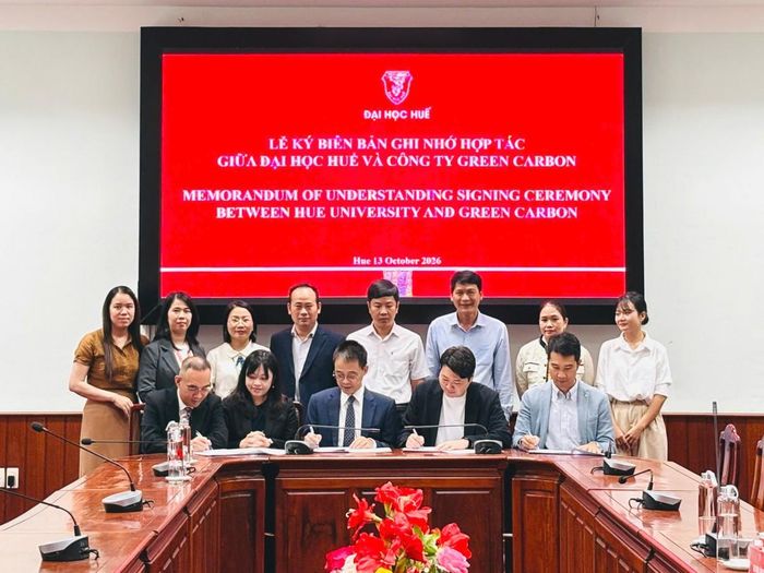 Đại diện Đại học Huế và Công ty Cổ phần Green Carbon, Công ty TNHH Green Carbon Japan Vietnam ký kết Biên bản ghi nhớ hợp tác nghiên cứu giảm phát thải mê-tan trong sản xuất lúa tại thành phố Huế, hướng đến phát triển dự án carbon và nông nghiệp xanh.