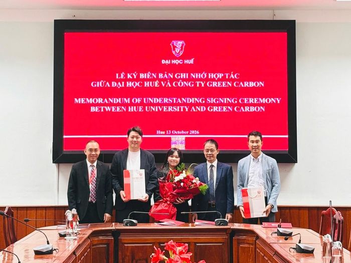 GS.TS. Trần Đăng Hòa, Phó Giám đốc Đại học Huế tặng hoa và quà lưu niệm cho đại diện Công ty Cổ phần Green Carbon và Công ty TNHH Green Carbon Japan Vietnam.