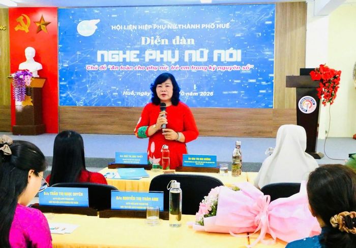 Đồng chí Đào Thị Mai Hường - Nguyên Chánh án, Thẩm phán cao cấp Tòa án nhân dân tỉnh Thừa Thiên Huế (nay là Thành phố Huế) trao đổi tại diễn đàn