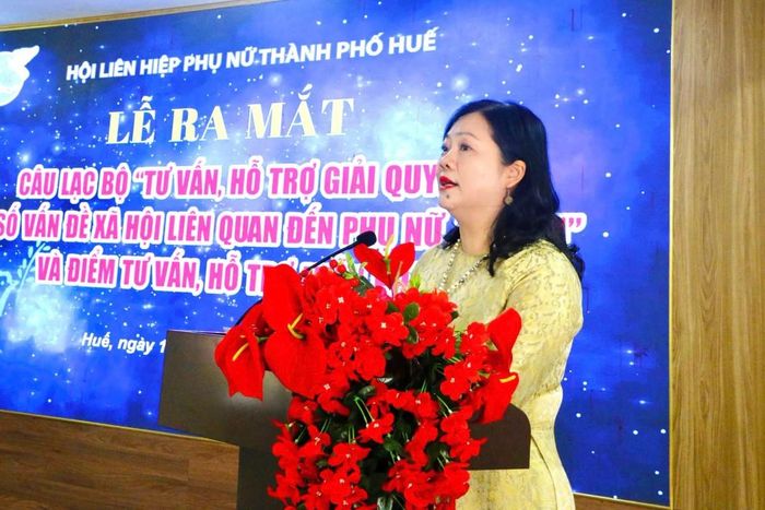 Đồng chí Dương Thị Thu Thủy - Phó Chủ tịch Ủy ban MTTQ Việt Nam thành phố, Chủ tịch Hội LHPN thành phố phát biểu khai mạc chương trình