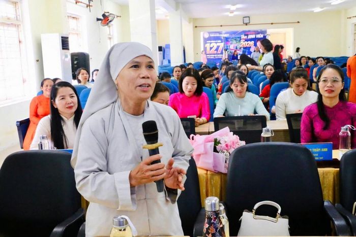 Các đại biểu trao đổi ý kiến tại chương trình