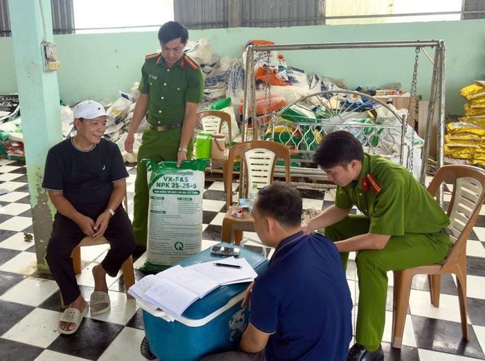 Lực lượng chức năng làm việc với Hứa Văn Chọn (áo đen) để điều tra hành vi sản xuất, buôn bán hàng giả là phân bón. Ảnh: Trọng Nguyễn.