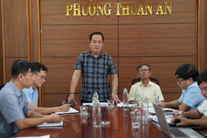 Đồng chí Lê Đình Phong, Phó Bí thư Đảng ủy, Chủ tịch UBND phường chủ trì cuộc họp.