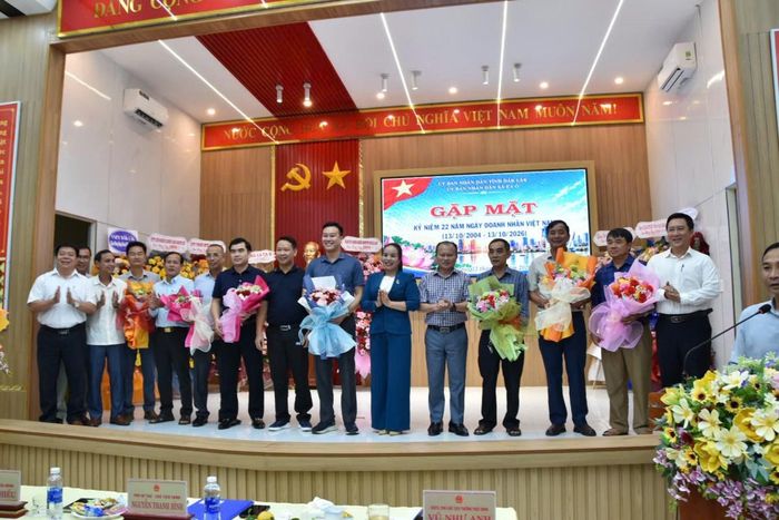  Lãnh đạo Đảng ủy - HĐND - UBND - UBMTTQ Việt Nam xã tặng hoa cho đại diện các Công ty, Doanh nghiệp, Hợp tác xã và hộ kinh doanh. 