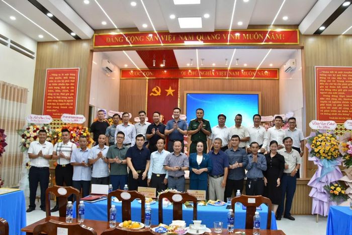  Doanh nghiệp, Hợp tác xã, hộ kinh doanh chụp hình lưu niệm cùng lãnh đạo xã Ea Ô nhân ngày Doanh nhân Việt Nam 13/10. 