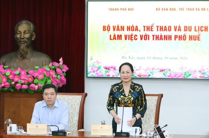 Bộ trưởng Bộ Văn hóa, Thể thao và Du lịch Lâm Thị Phương Thanh và Phó Bí thư Thường trực Thành ủy Huế Trịnh Mạnh Linh đồng chủ trì buổi làm việc