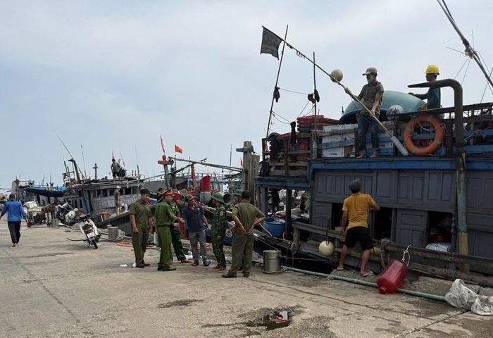 Công an phường Thuận An đẩy mạnh công tác tuyên truyền cho bà con ngư dân mùa mưa bão