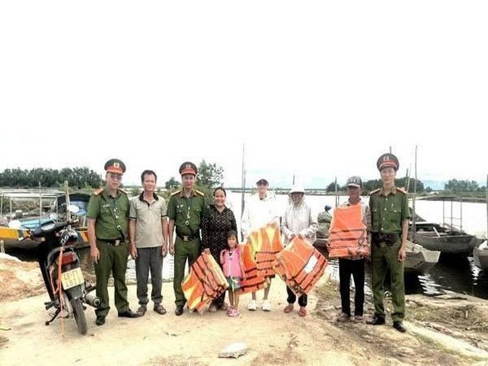 Công an phường Phong Quảng thường xuyên tuyên truyền pháp luật, nhắc nhở bà con nâng cao cảnh giác