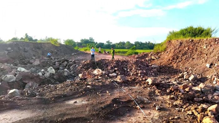  Lực lượng chức năng đo đạc tại khu vực vi phạm. 
