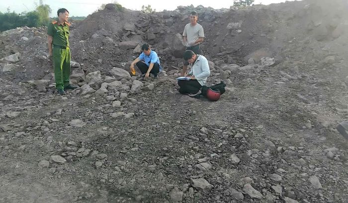 Lực lượng chức năng lập biên bản ghi nhận vi phạm tại hiện trường.