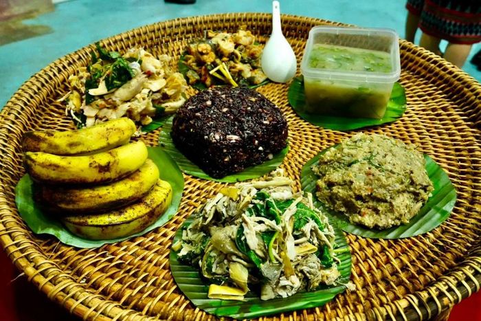 các đội thi mang đến nhiều món ăn hấp dẫn, đậm đà bản sắc núi rừng