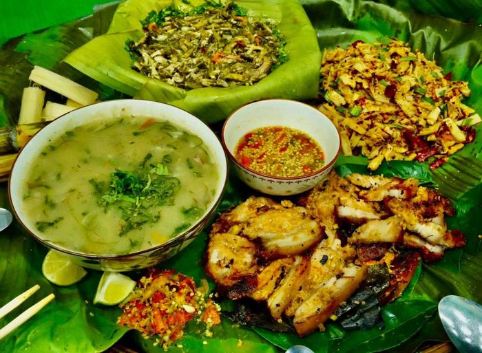 các đội thi mang đến nhiều món ăn hấp dẫn, đậm đà bản sắc núi rừng